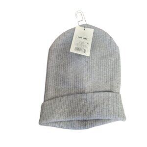Ribbed Light Gray Knit Beanie Hat One Size Unisex Polyester/Rayon Blend